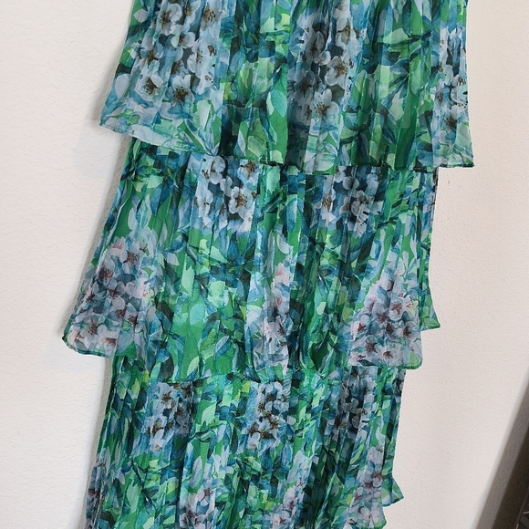 Vy's Closet Tiered Pleated Floral Maxi Dress Size Medium - Picture 3 of 10